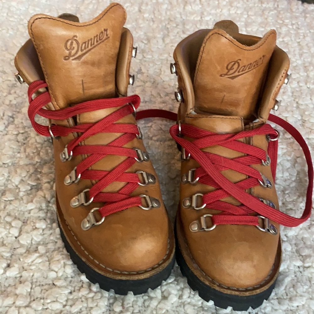 Danner Women’s Mountain Light Cascade Hiking Boot